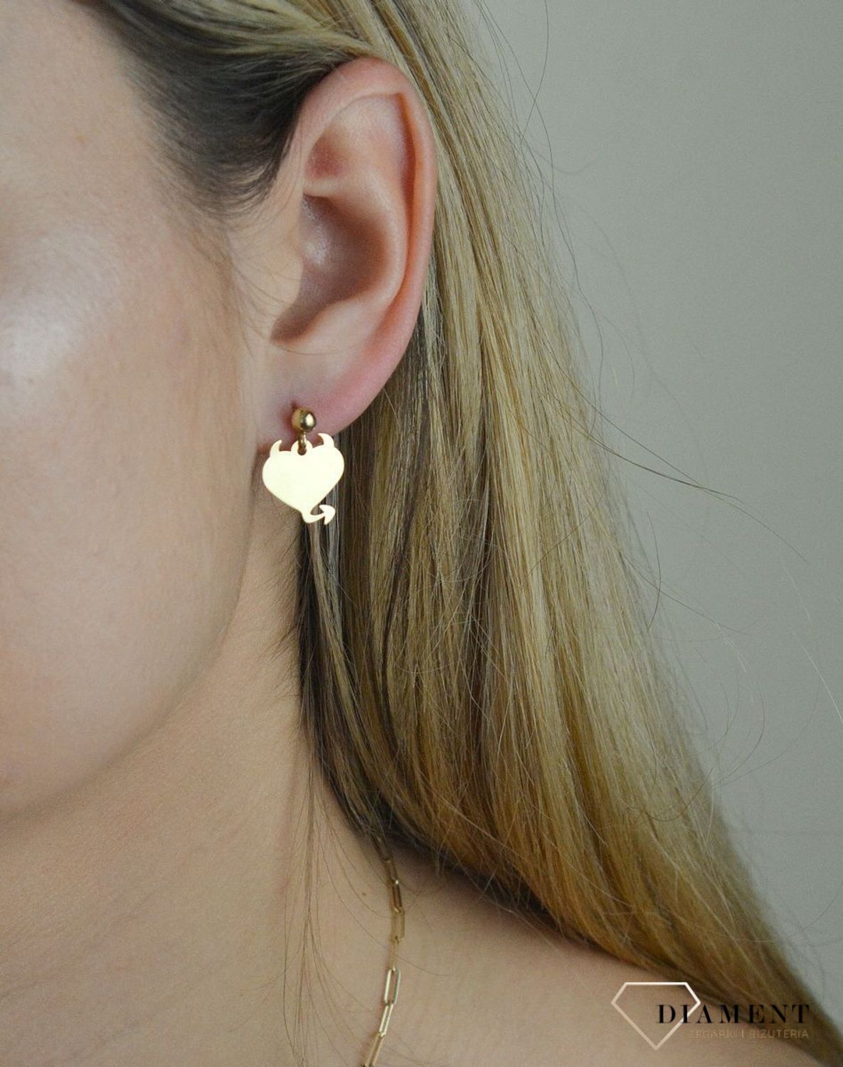 Kolczyki złote próby 585 serca wiszące diabełki KL 3022. Kolczyki złote próby 585 serca wiszące KL 3022 . Eleganckie, złote kolczyki z ozdobnym wiszącym elementem w kształcie serca. Kolczyki zapinane na wygodny sztyft..jpg